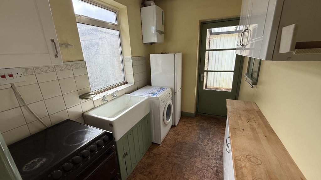 Lot: 32 - VACANT HOUSE FOR IMPROVEMENT - Internal image of kitchen from hallway